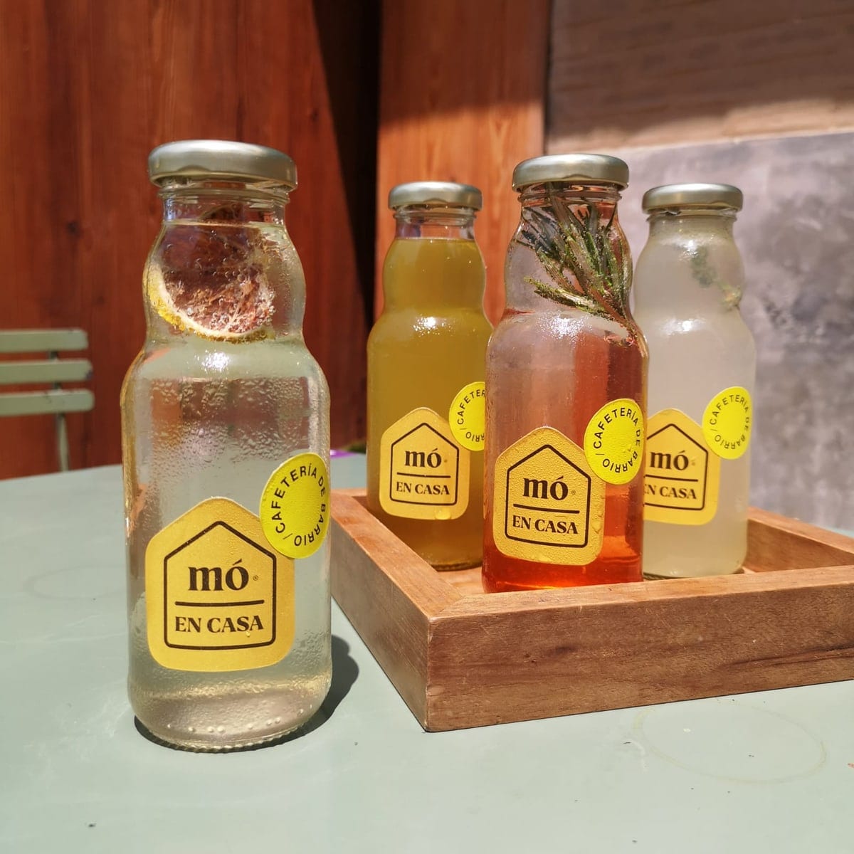 Botellas de limonada y sodas de la casa mó en una caja de madera