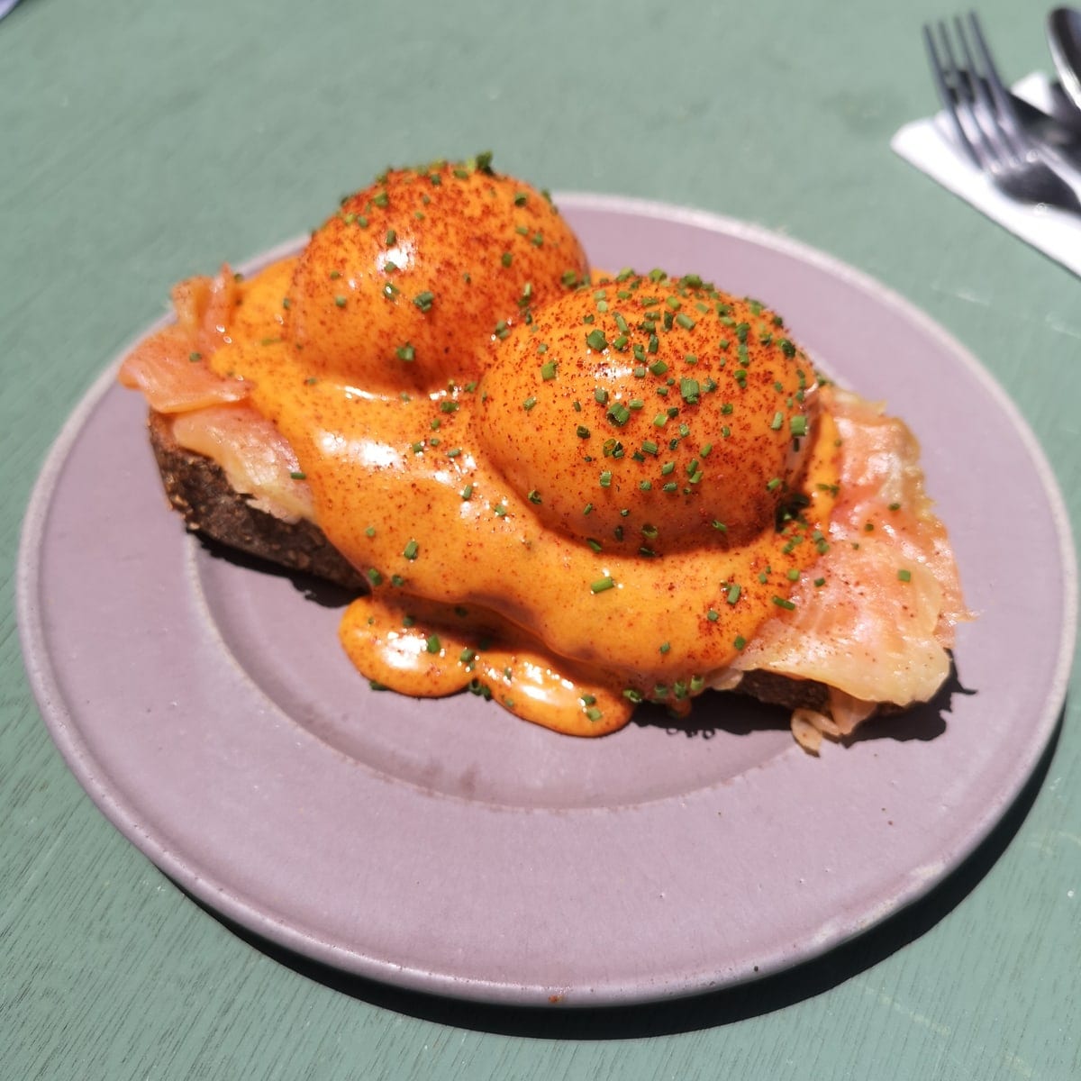 Huevos con trucha y salsa sobre pan tostado