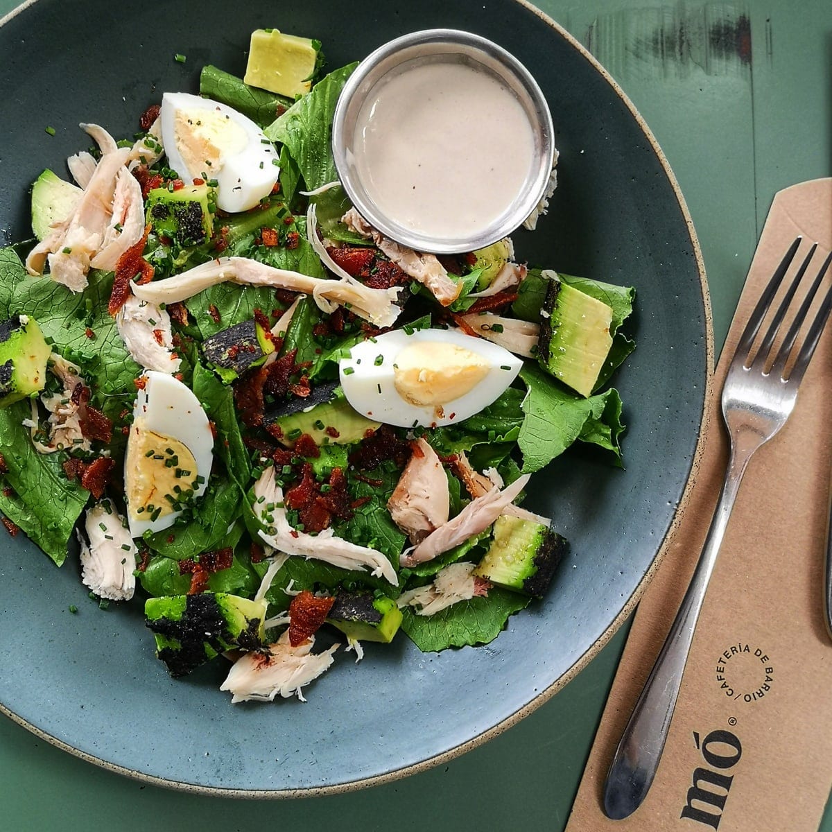 Ensalada Cobb con huevo, palta y pollo
