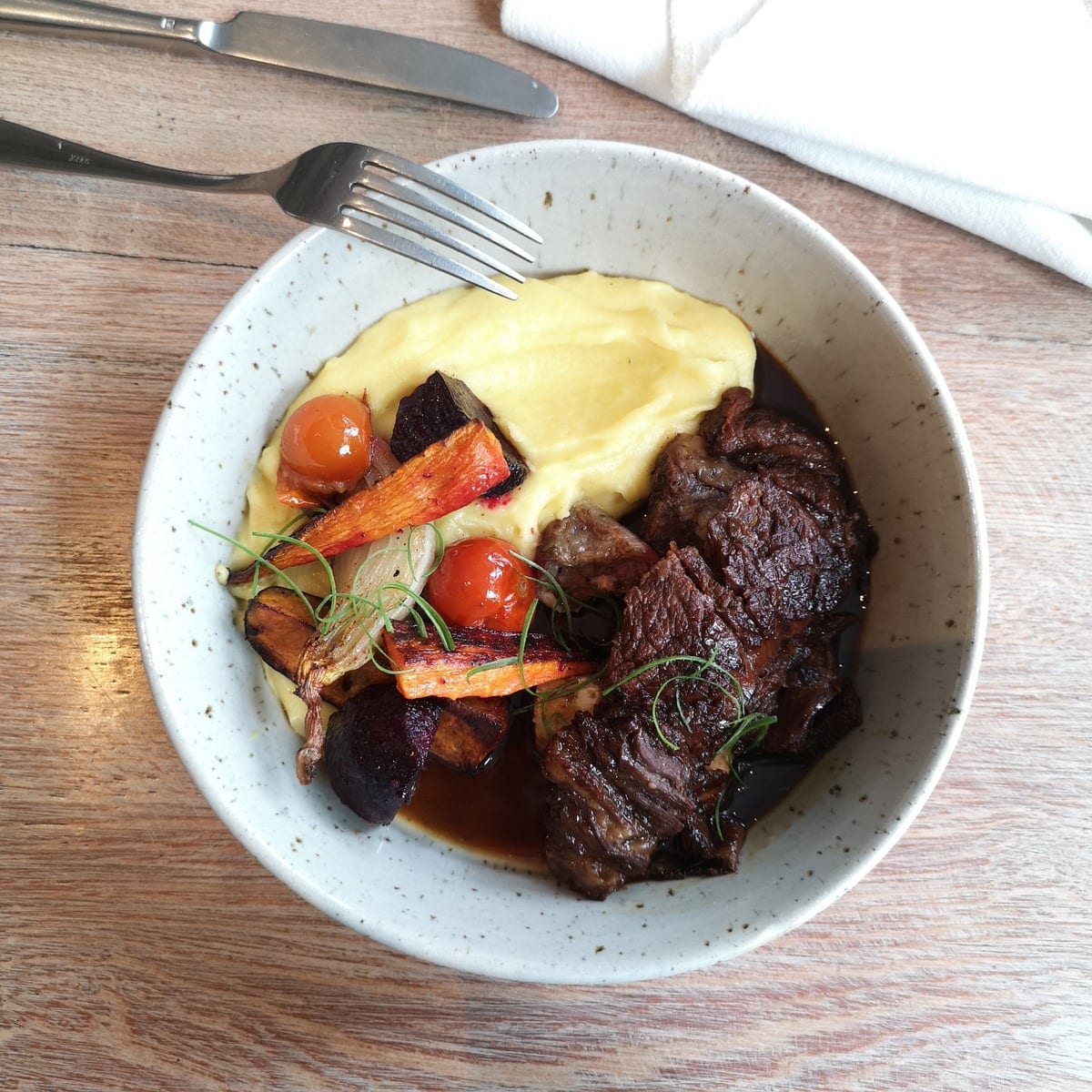 Res de larga cocción con puré y verduras asadas