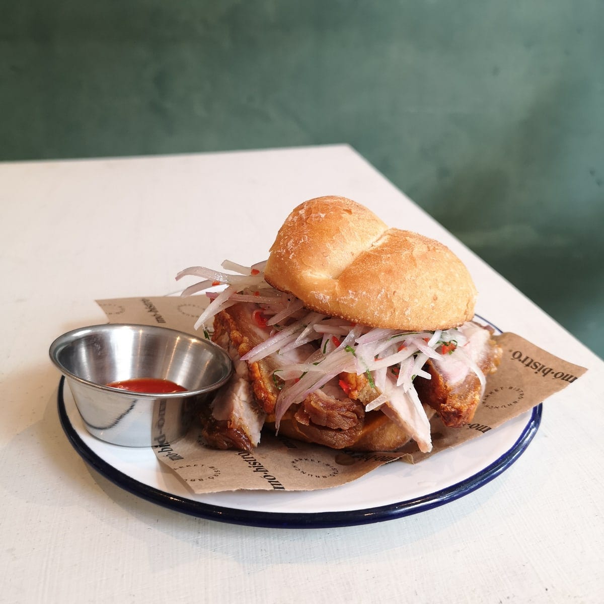 Pan con chicharrón con sarsa criolla