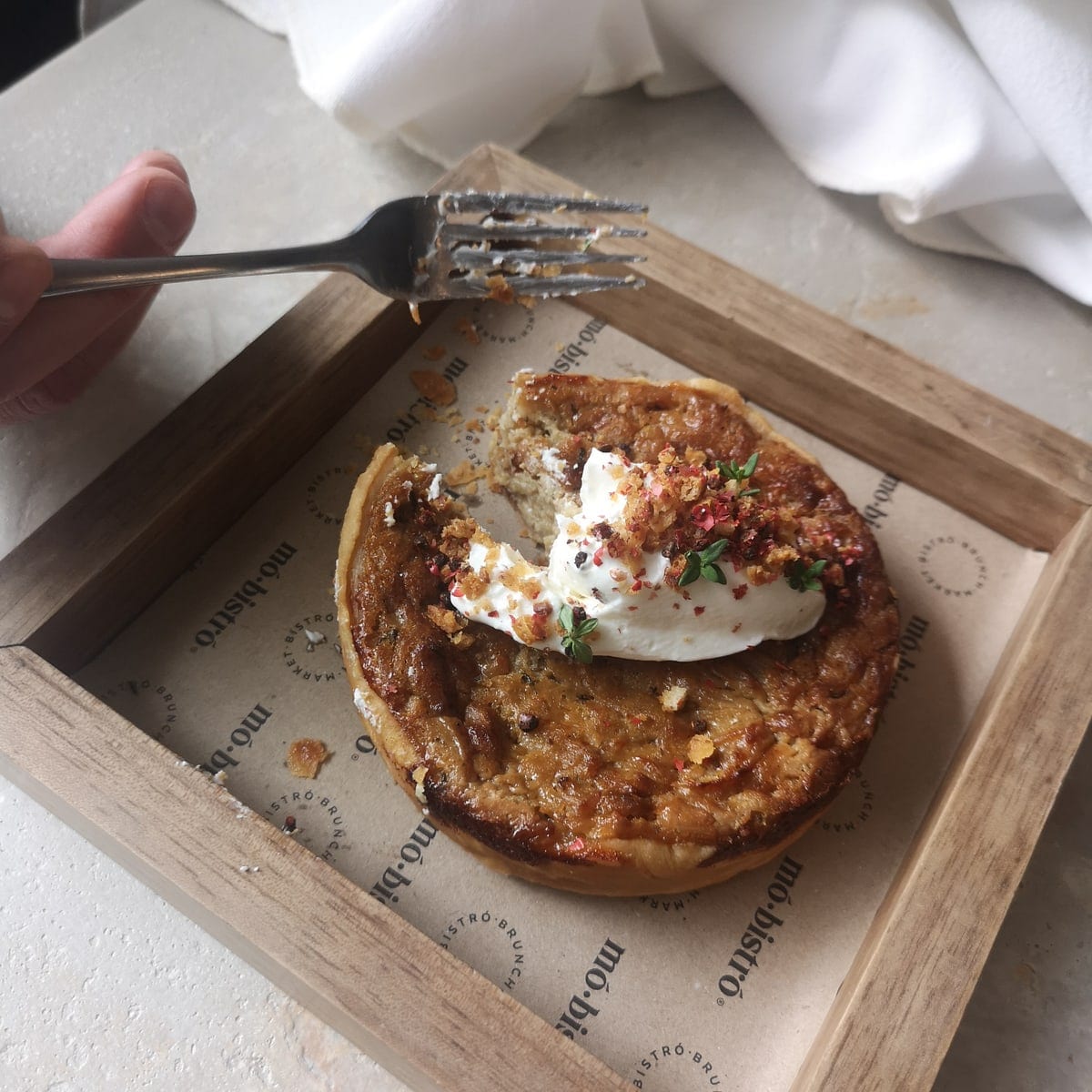 Pastel de cebolla y tomillo servido en caja de madera